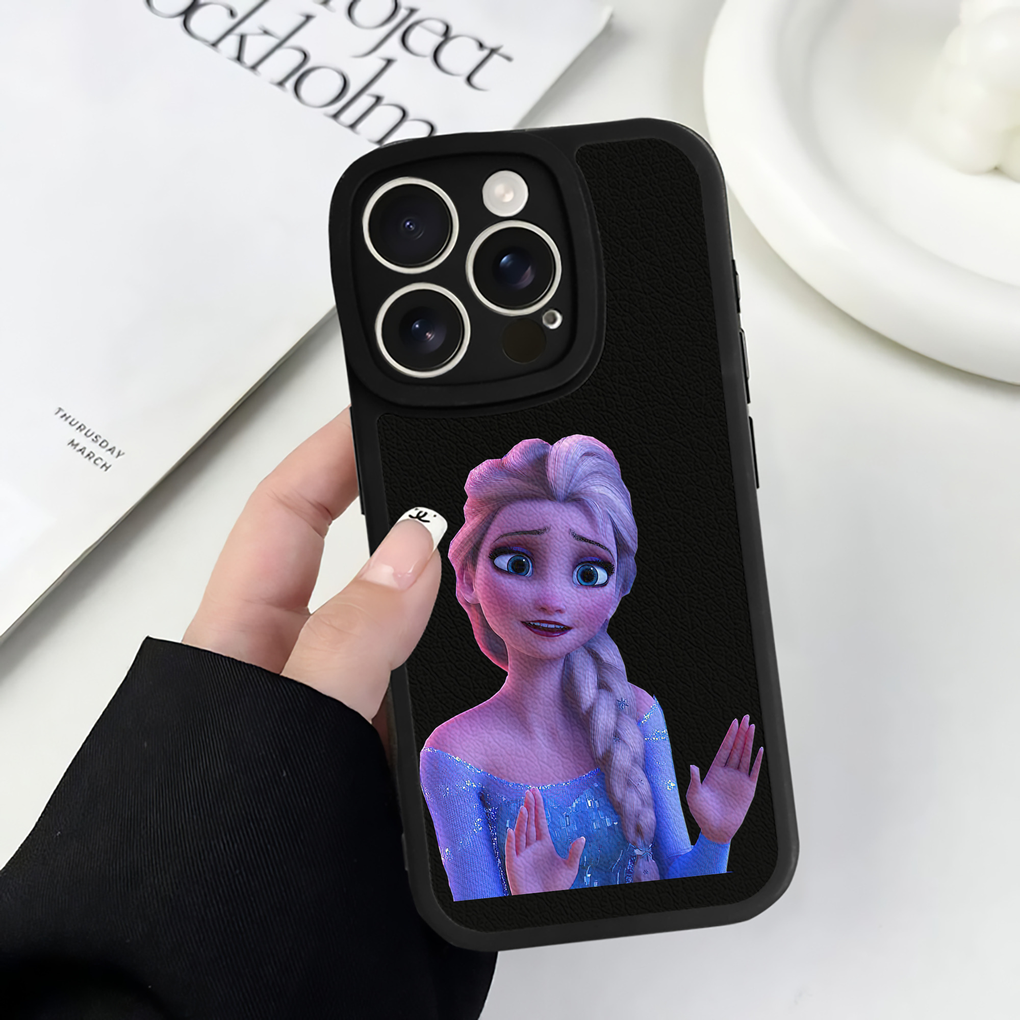（画像用） アナと雪の女王 アンナ エルサ Frozen Anna Elsa 【iPhone 16シリーズ対応】シリコンスマホケース（レザー調） 材質：シリコン